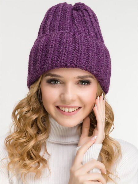 Зимняя вязаная шапка фиолетового цвета