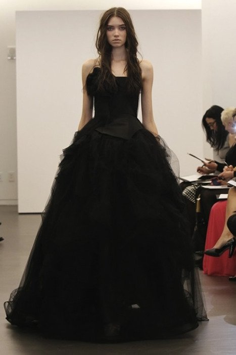 Черное платье от Веры Вонг