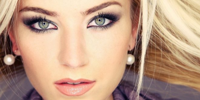 Голубой цвет глаз и модный макияж