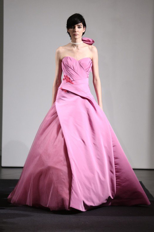 Ярко розовое свадебное платье от Веры Вонг