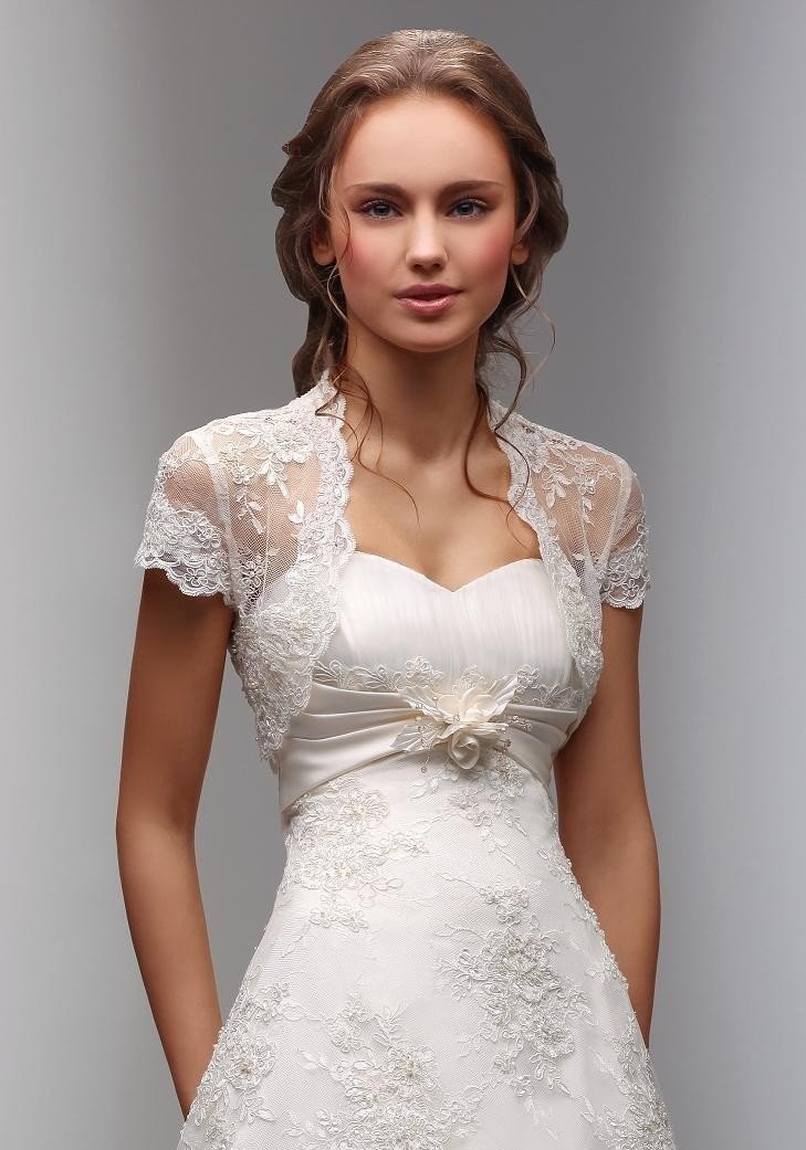 Кружевное свадебное платье с болеро