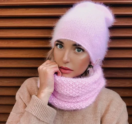Модная розовая вязаная шапка для молодых девушек