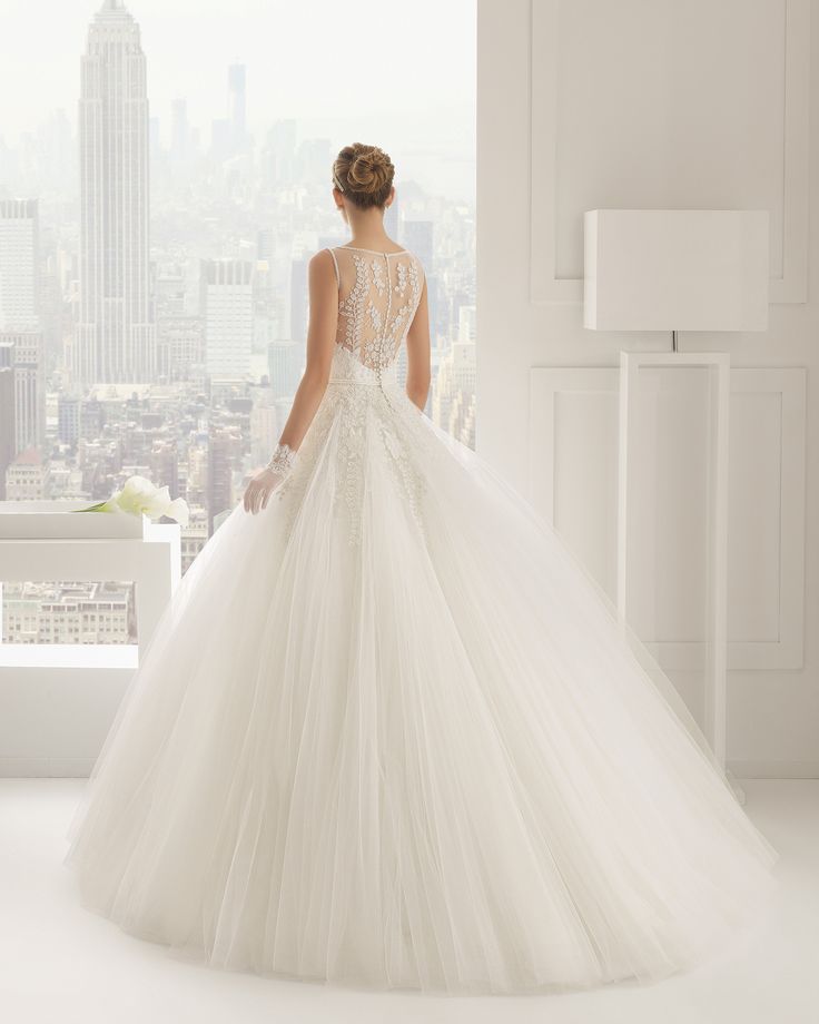 Свадебное платье из фатина с кружевной спиной