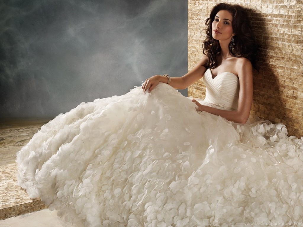 Модные текстуры и декор свадебных платьев