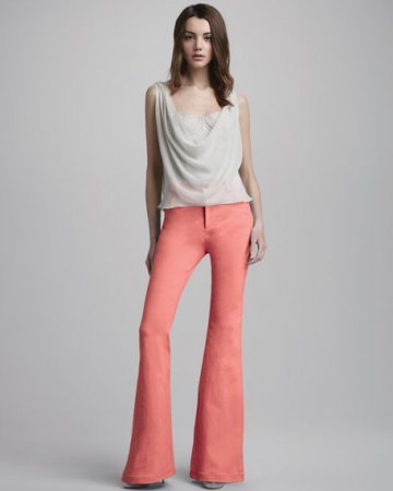 Модные женские брюки кораллового цвета
