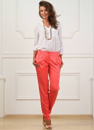 Модные женские брюки кораллового цвета 2023