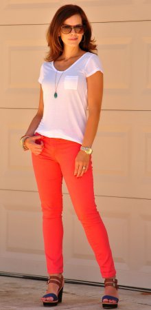 Модные женские брюки кораллового цвета