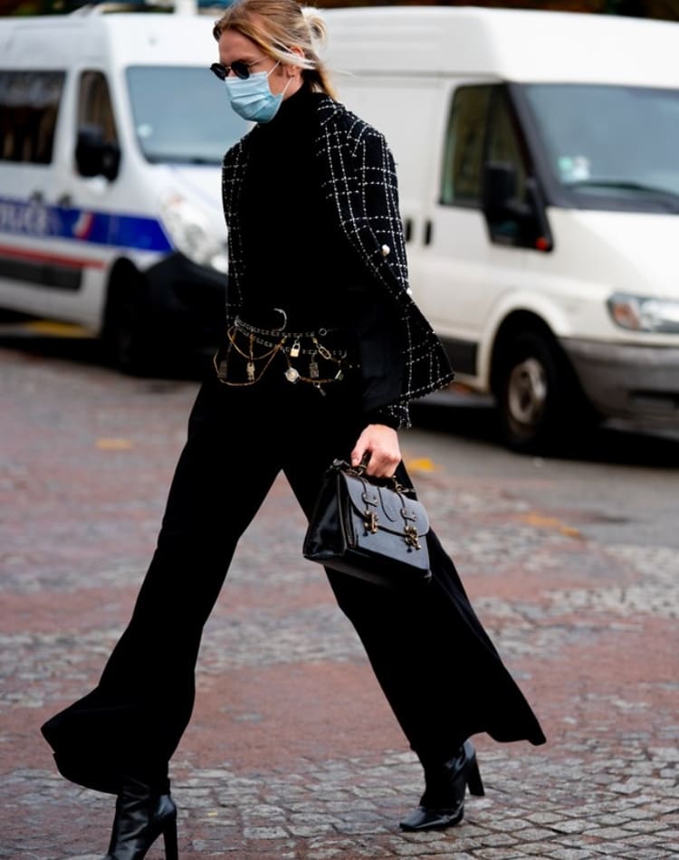 Черная водолазка с черными брюками, сапогами на высоком каблуке, курткой и ремнем.