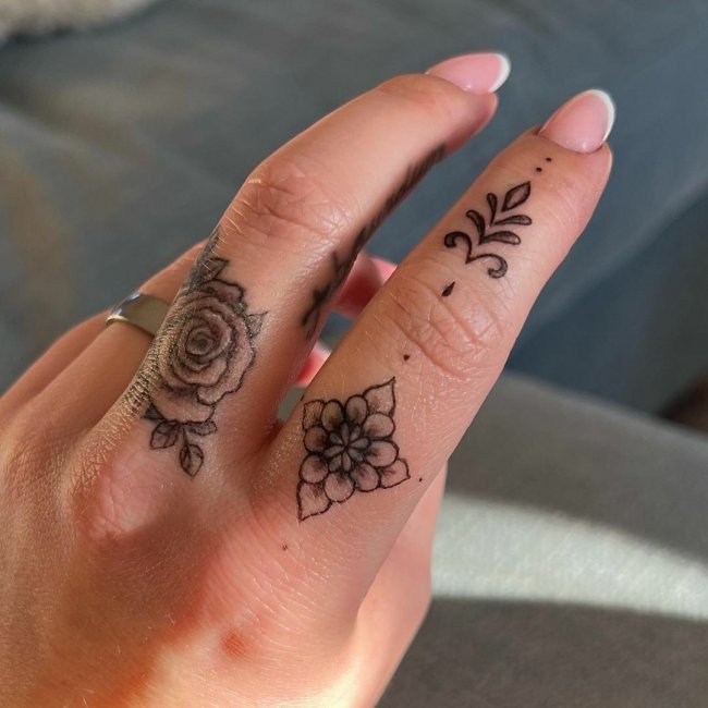 Татуировки на пальцах - цветы и орнамент