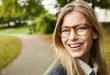 Какие прически подходят женщинам в очках?