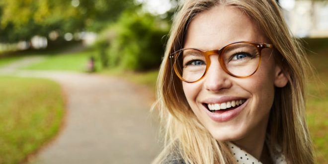 Какие прически подходят женщинам в очках?