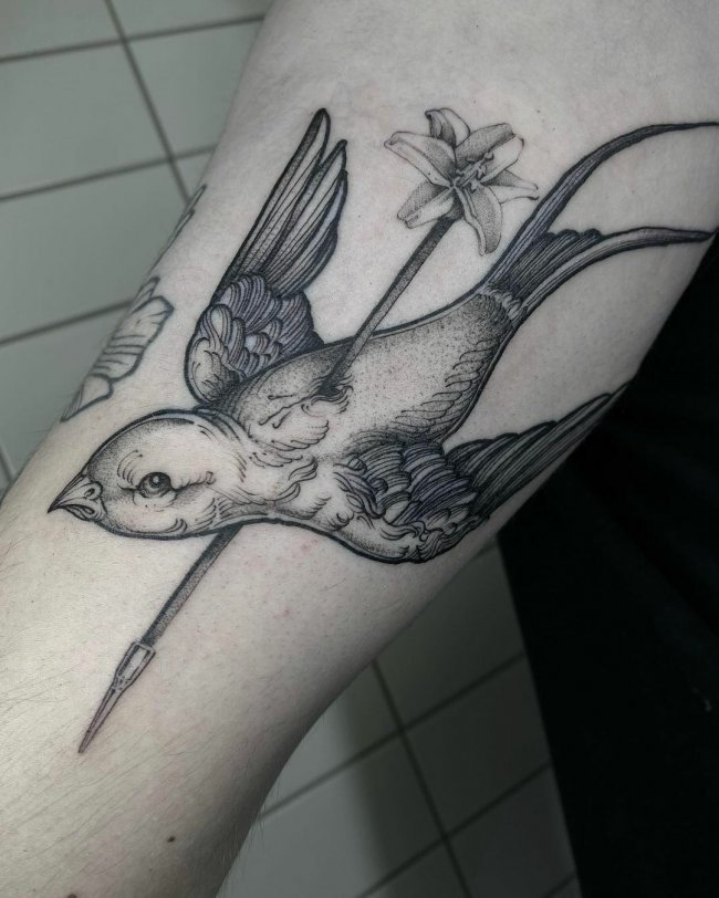 Татуировка птица, пронзенная стрелой