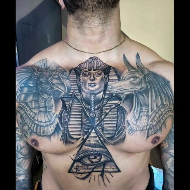 Египетская татуировка на груди