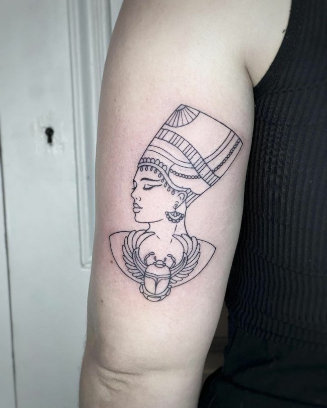 Египетская татуировка на руке