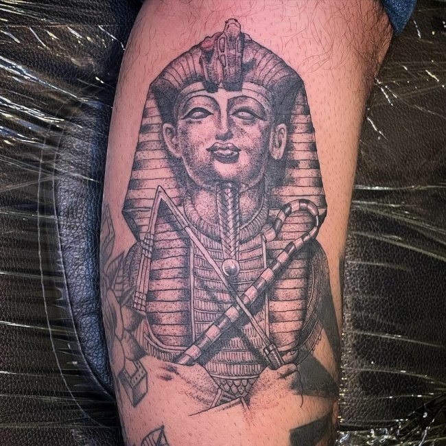 Египетская татуировка на ноге