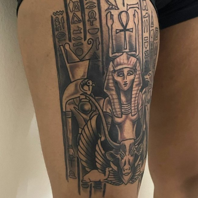 Египетская татуировка на бедре