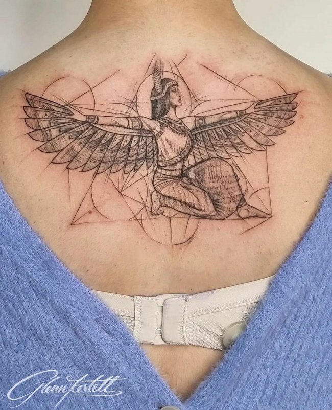 Египетская татуировка на спине