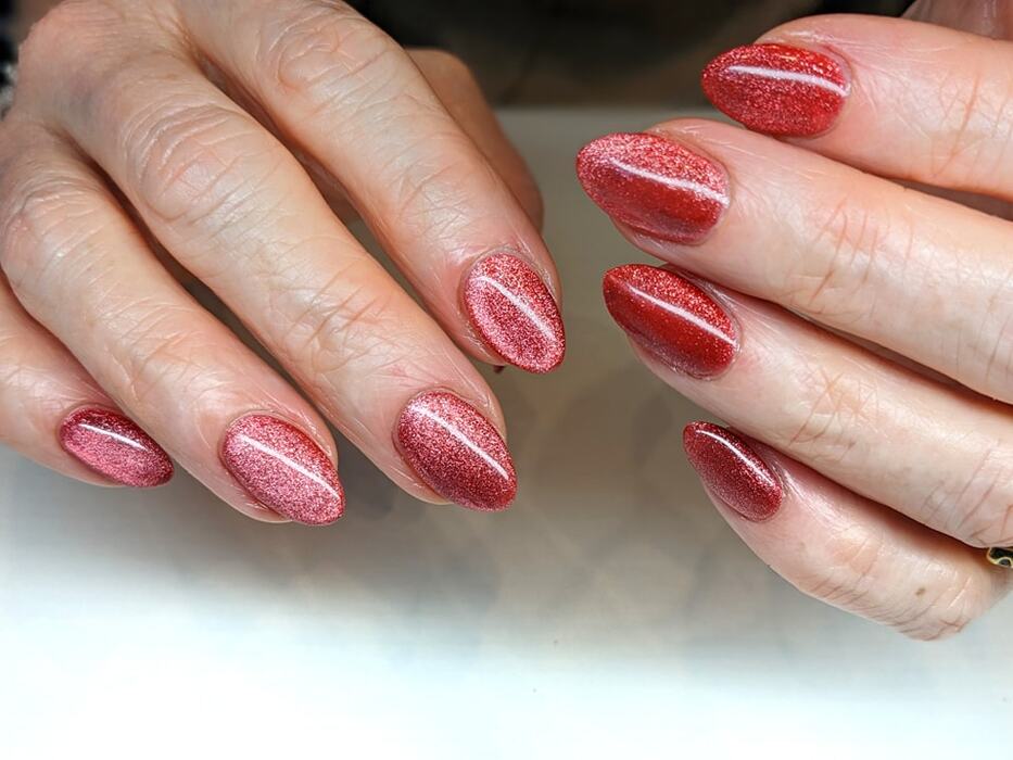 Розово-красные бархатные ногти
