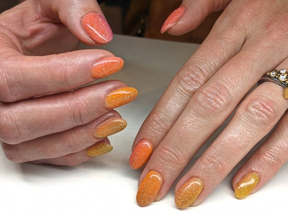 Оранжевые бархатные ногти