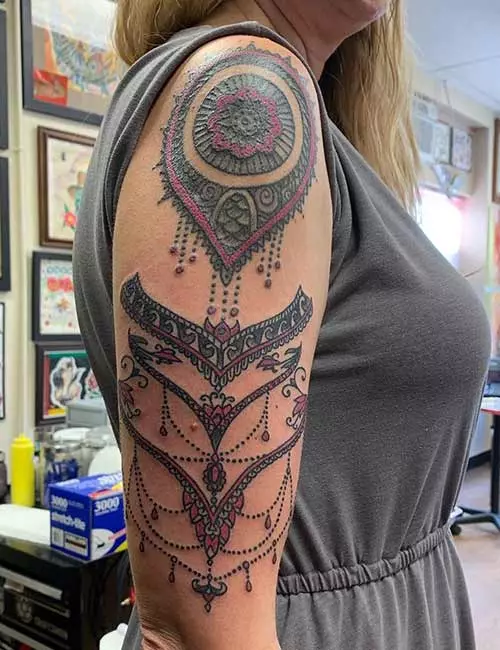 Идея дизайна племенной татуировки для женщин