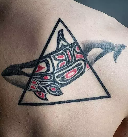 Дизайн татуировки Хайда на спине для женщин