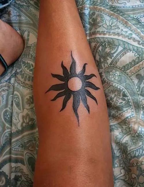 Дизайн татуировки солнца для женщин