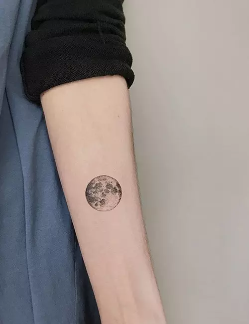 Простой дизайн татуировки луны для женщин