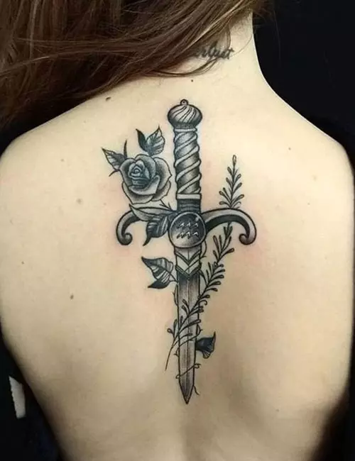 Дизайн татуировки с мечом для женщин