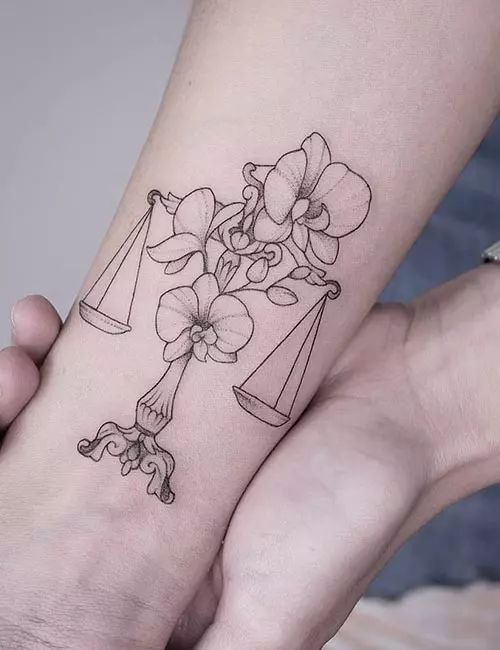 Татуировка Весов в виде чешуи, украшенная цветами