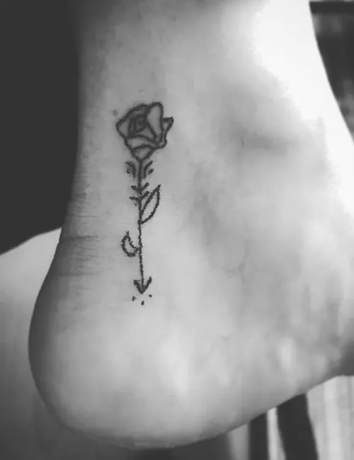 Татуировка одиночной розы со стеблем и двумя листьями