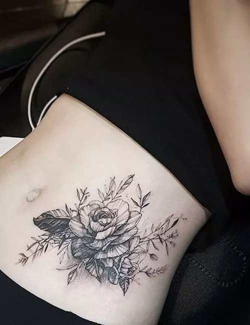 Татуировка розы на талии