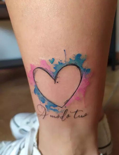 Цветная татуировка сердца, символизирующая любовь