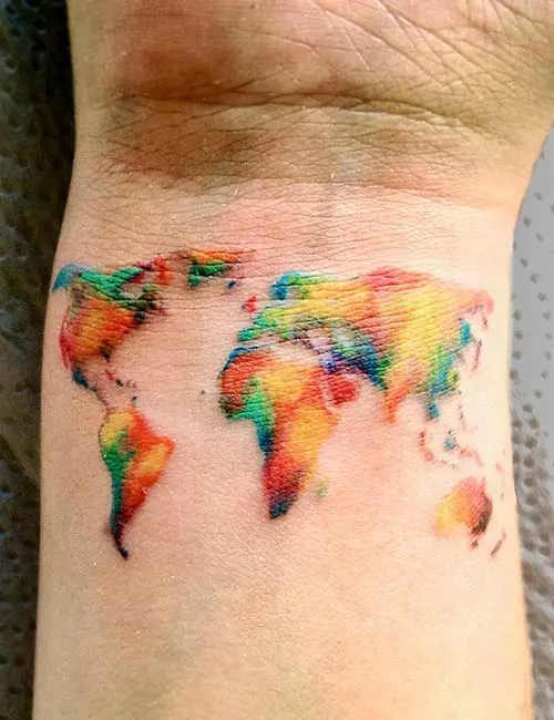 Цветная татуировка мира на запястье, символизирующая любовь к путешествиям.