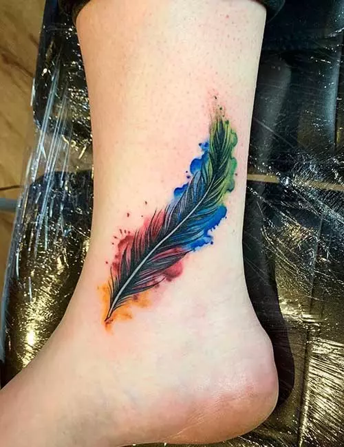 Красочная татуировка с перьями
