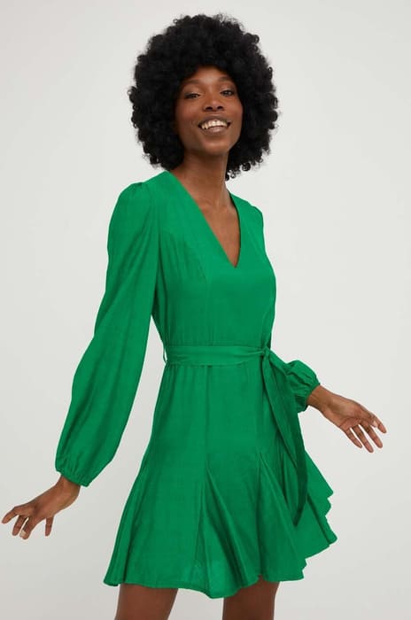 Зеленое платье свободного кроя
