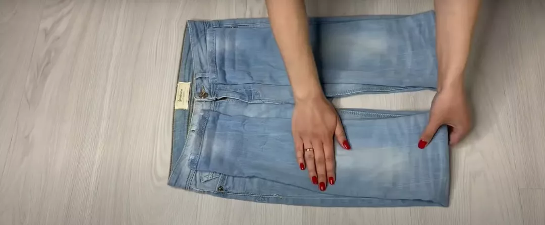 Простой способ сложить джинсы