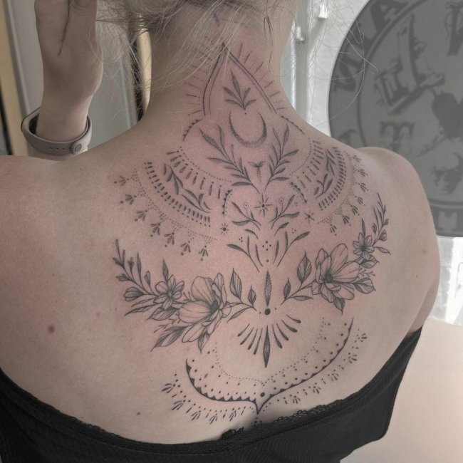 Орнаментальная татуировка для женщин на спине