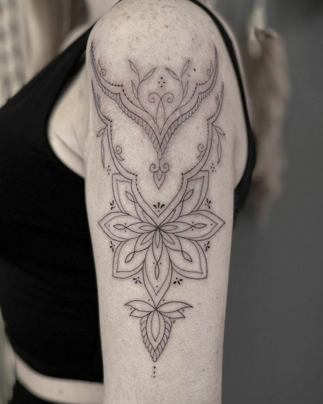 Орнаментальная татуировка для женщин на руке