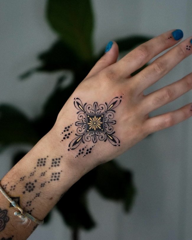 Орнаментальная татуировка для женщин на руке