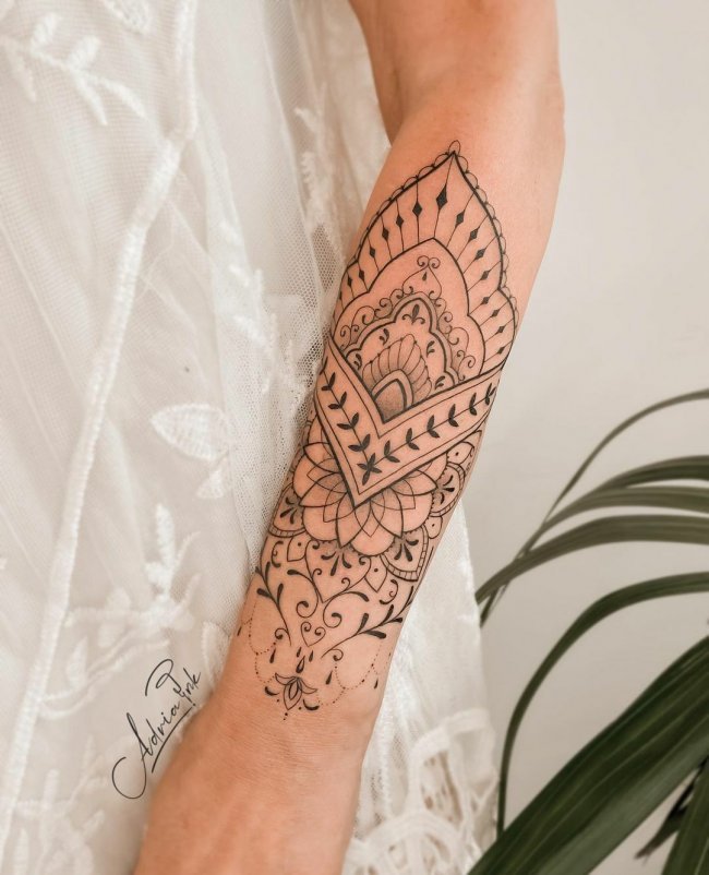 Орнаментальная татуировка для женщин на предплечье