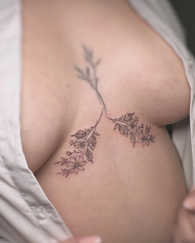 Татуировка на груди женская