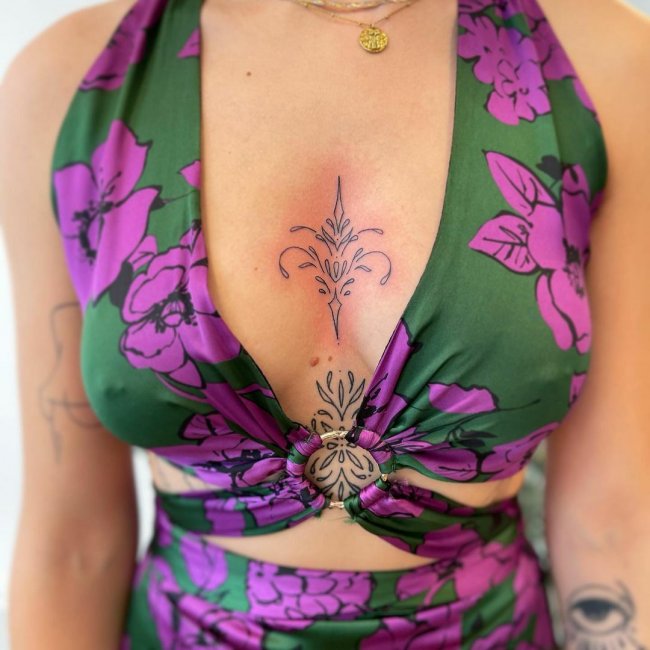 Татуировка на груди женская