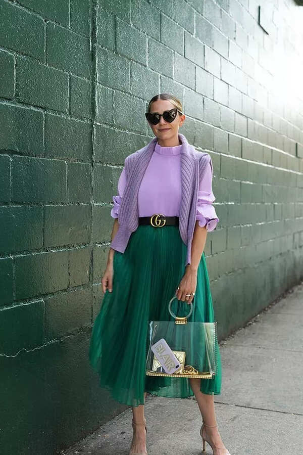 Образ с фиолетовой блузкой и изумрудной юбкой 
