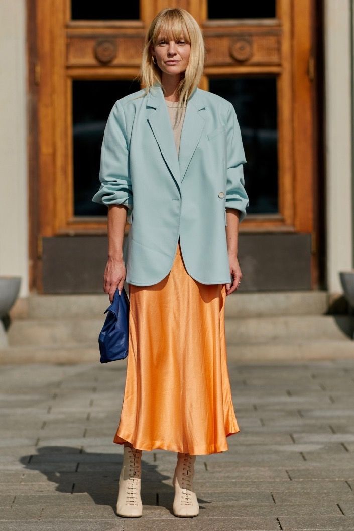 Образ с пастельно голубым пиджаком и оранжевой юбкой