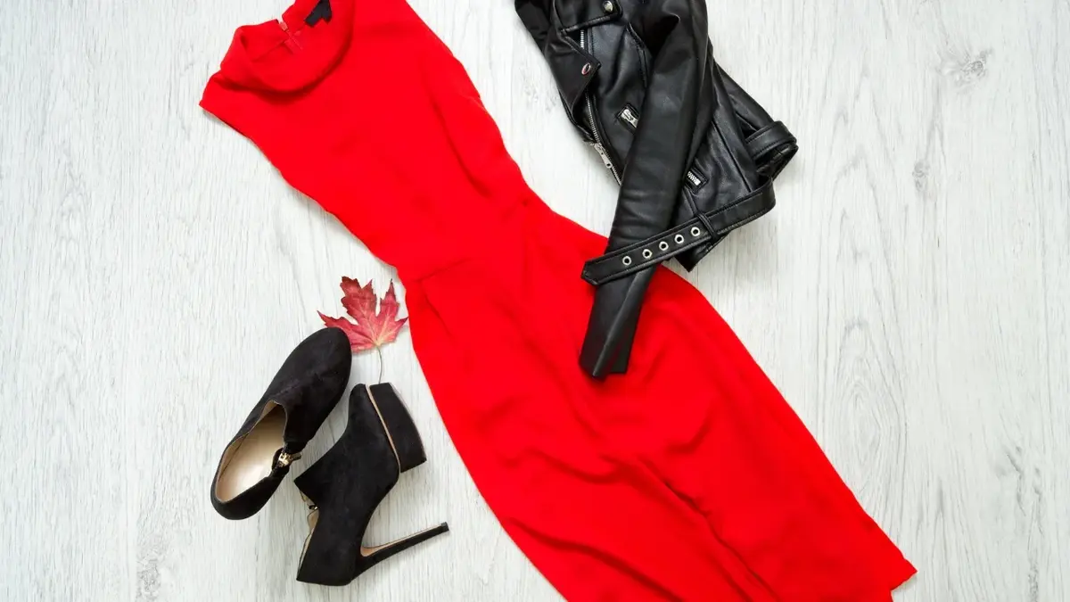 Черные туфли с красным платьем