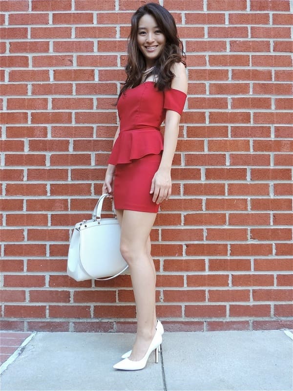 Красное платье и белые туфли 